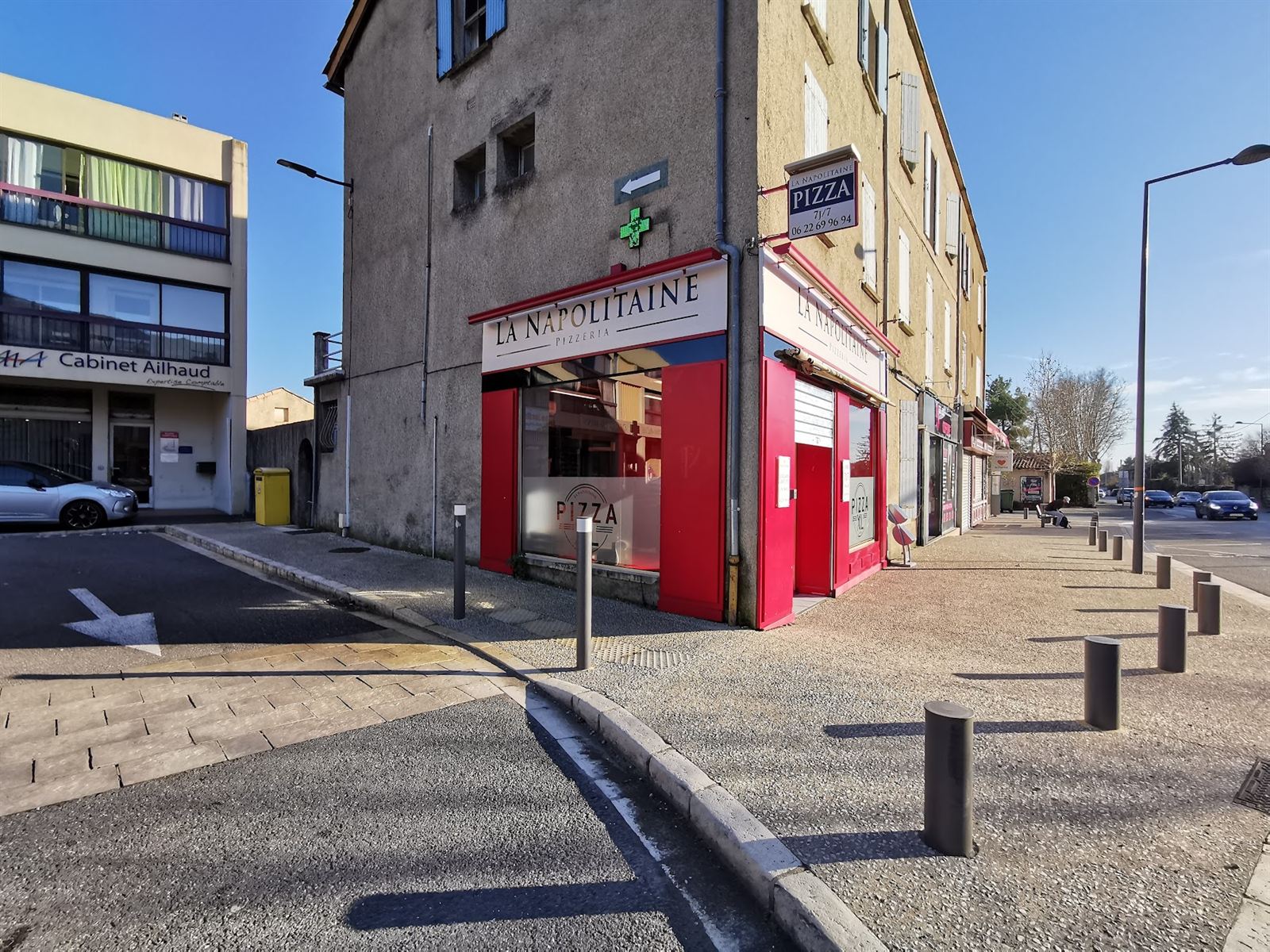 La façade rouge de la pizzeria La Napolitaine à Volx