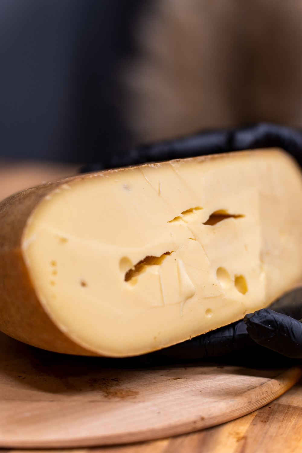 Un morceau de fromage posé sur une planche en bois